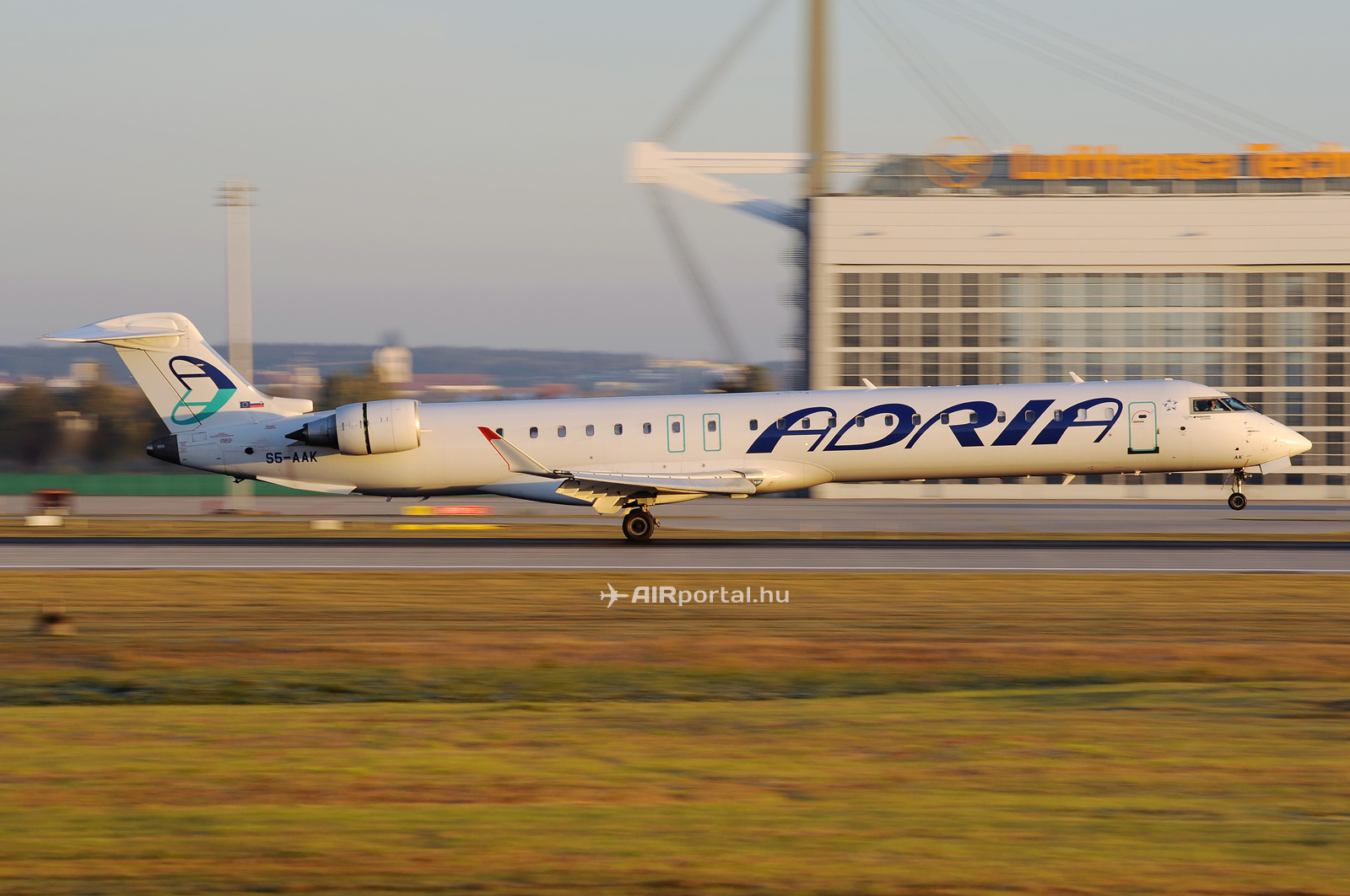 Az Adria Airways Bombardier CRJ900 típusú repülőgépe München repülőterén. Jelenleg négy darab CRJ900-ast üzemeltet a légitársaság, azonban a CRJ200-as flotta kivonásával újabb repülőgépek érkezhetnek a vállalathoz. (Fotó: Kovács Gábor - AIRportal.hu) | © AIRportal.hu