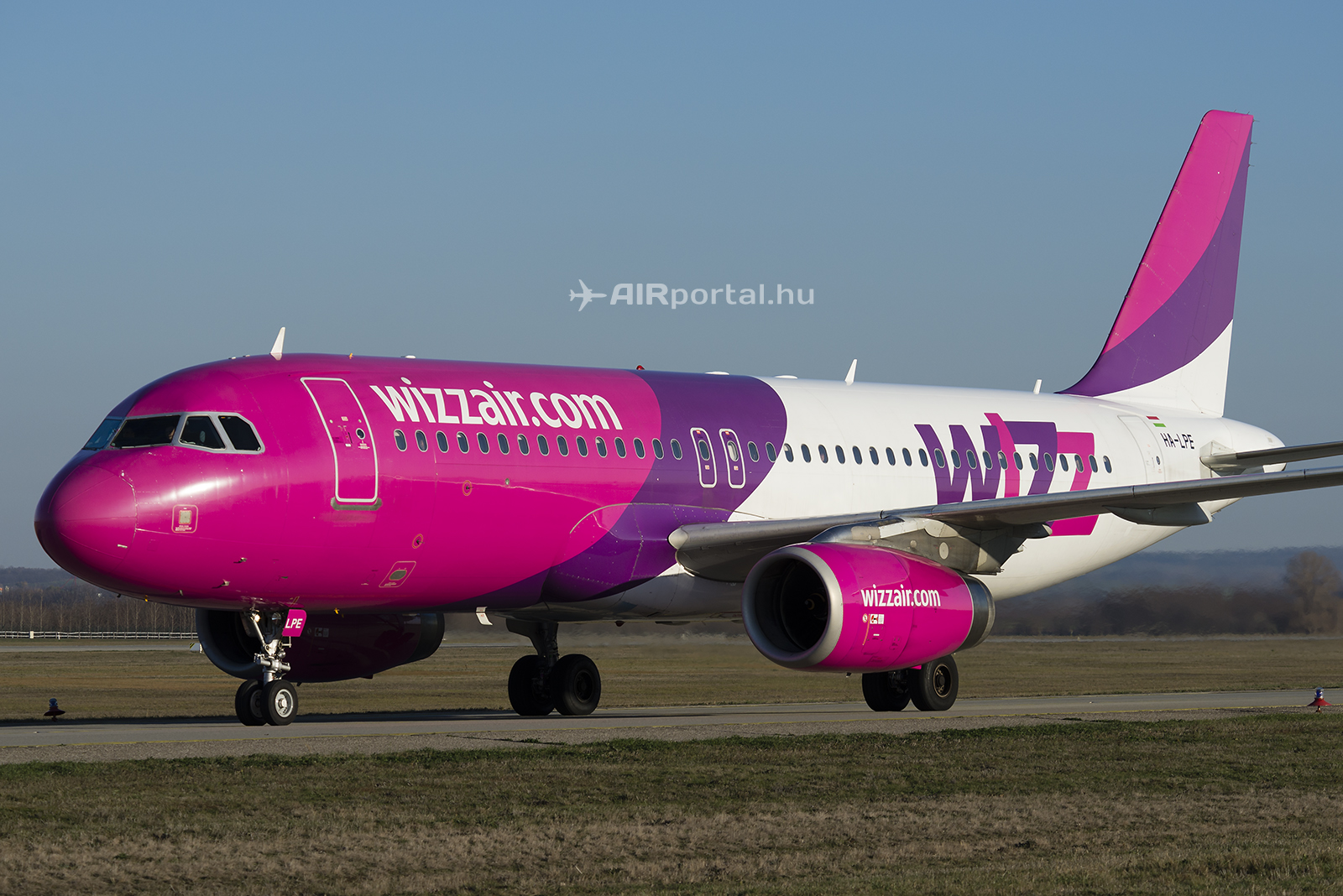 A Wizz Air HA-LPE lajstromú Airbus A320-as repülőgépe a Liszt Ferenc repülőtéren. (Fotó: Bodorics Tamás - AIRportal.hu) | © AIRportal.hu
