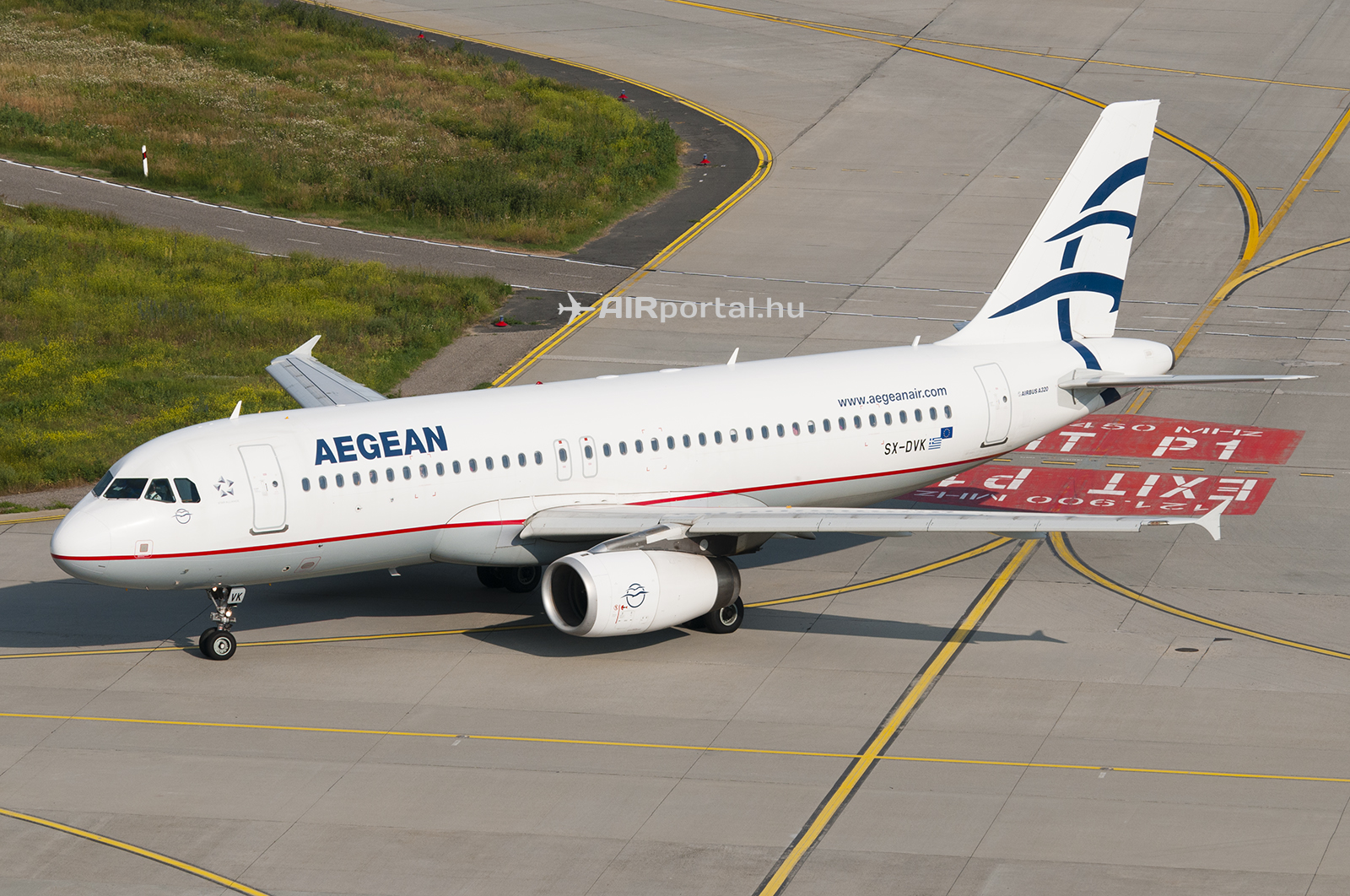 Az Aegean Airlines Airbus A320 típusú repülőgépe a Liszt Ferenc repülőtéren. (Fotó: AIRportal.hu) | © AIRportal.hu