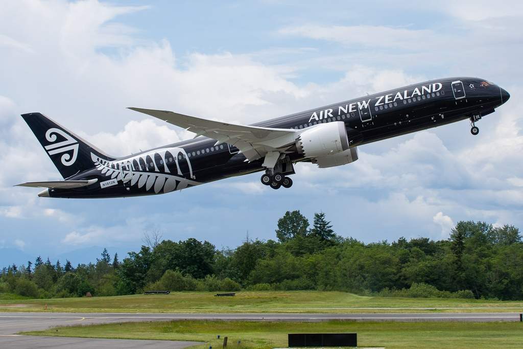Felszállás közben a különleges, fekete alapú festést viselő új-zélandi 9-es Dreamliner. (Fotó: Boeing Company) | © AIRportal.hu