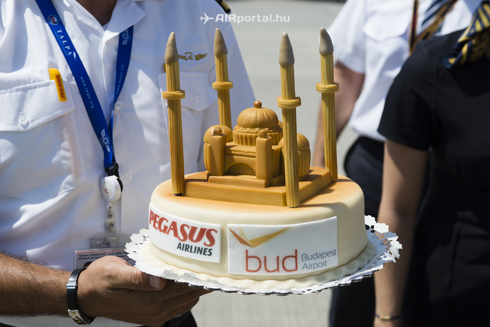 A Budapest Airport járatnyitó tortája, ezúttal stílusosan az isztambuli Kék mecsetet szimbolizálva. (Fotó: Bodorics Tamás - AIRportal.hu) | © AIRportal.hu