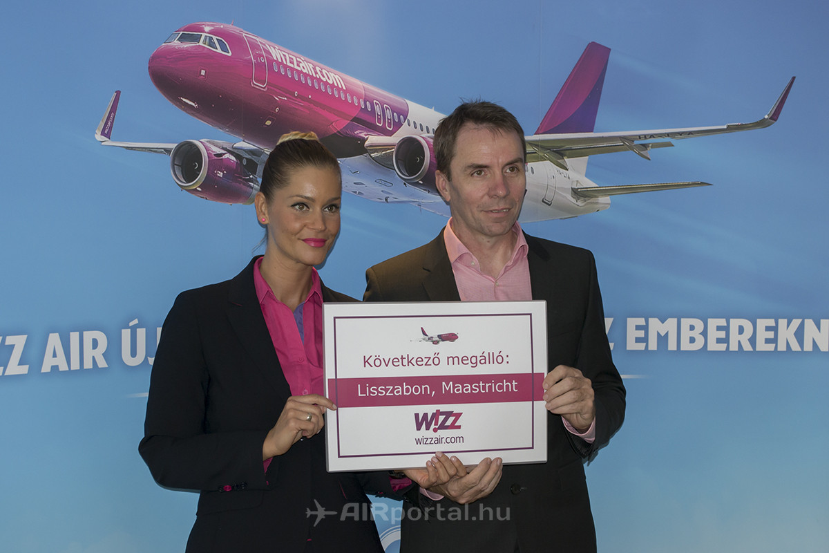 Váradi József vezérigazgató a hétfői sajtótájékoztatón, a Wizz Air egyik légiutaskísérőjével. (Fotó: AIRportal.hu) | © AIRportal.hu