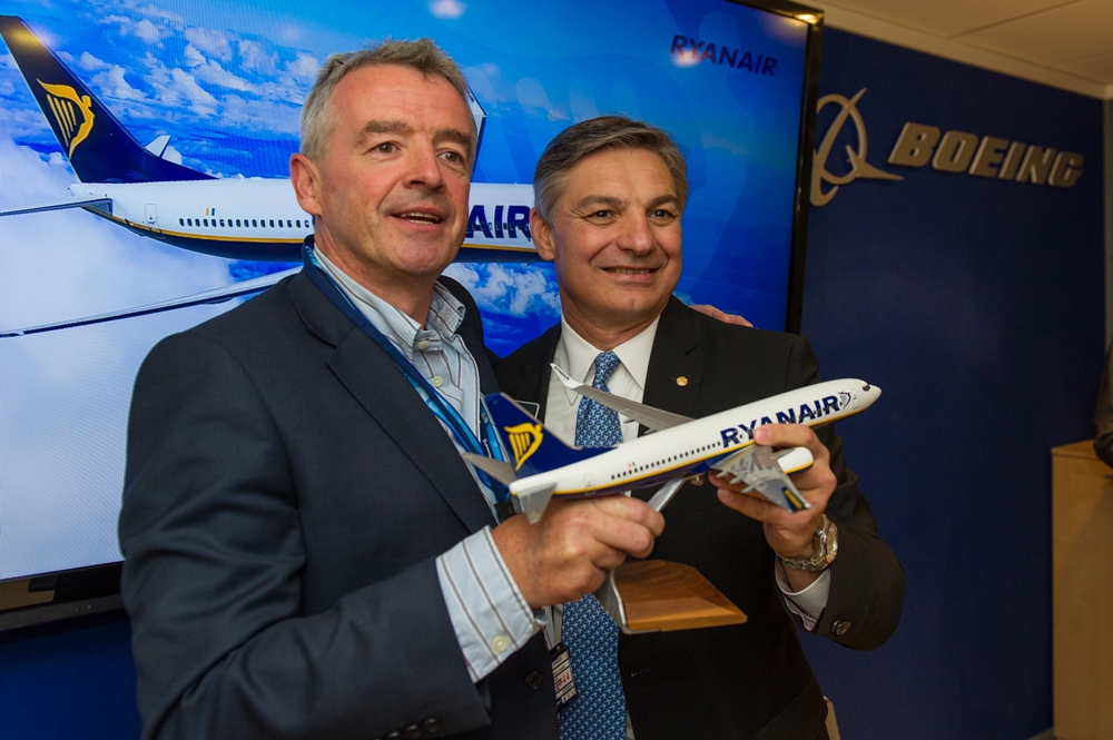 Michael O'Leary, a Ryanair és Ray Conner, a Boeing Commercial Airplanes vezérigazgatói tavaly nyáron az NG 737-es megrendelési szerződés aláírásakor Párizsban. (Fotó: Boeing Company) | © AIRportal.hu