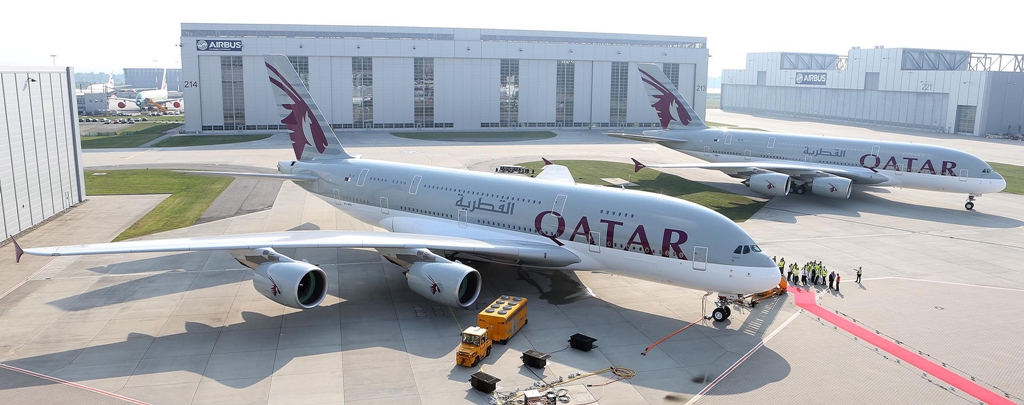 Egymás meleltt a két katari A380-as az Airbus hamburgi bázisán. (Fotó: Qatar Airways) | © AIRportal.hu