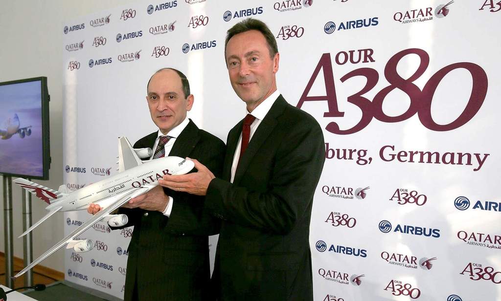 Akbar Al Baker és Fabrice Brégier a sajtótájékoztatón kezükben egy nagyméretű A380-800-as modellel. (Fotó: Qatar Airways) | © AIRportal.hu