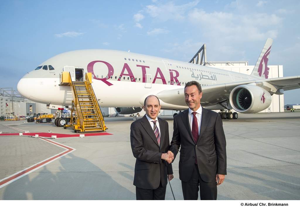 Akbar Al Baker, a Qatar Airways és Fabrice Brégier, az Airbus elnök-vezérigazgatója a szeptember 16-i A380-as átadási ceremónián Hamburgban. (Fotó: Airbus) | © AIRportal.hu