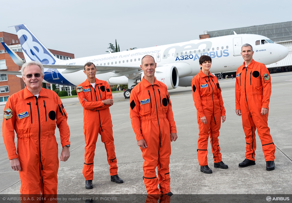 A képen balról jobbra haladva: Manfred Birnfeld és Jean-Paul Lambert fedélzeti mérnökök, Miche De Malleray pilóta, Sandra Bour Schaeffer, fedélzeti mérnök és Philippe Pellerin, pilóta láthatók, háttérben az A320neo prototípusával. (Fotó: Airbus) | © AIRportal.hu
