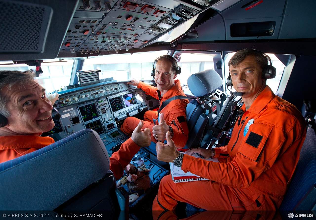 Két pilóta és egy fedélzeti mérnök a pilótafülkében, még a felszállás előtt. A másik két fedélzeti mérnök hátul, a számítógépes megfigyelő állomásoknál foglalt helyet a gépben. (Fotó: Airbus) | © AIRportal.hu