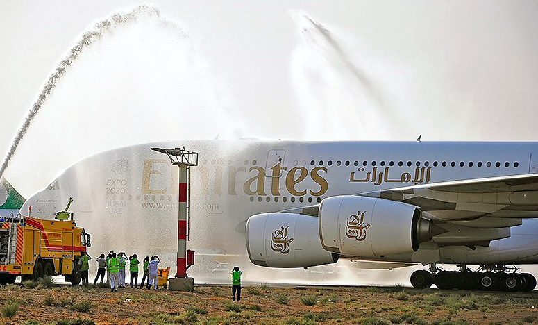 Természetesen a vízsugaras köszöntés sem maradt el. (Fotó: Emirates) | © AIRportal.hu