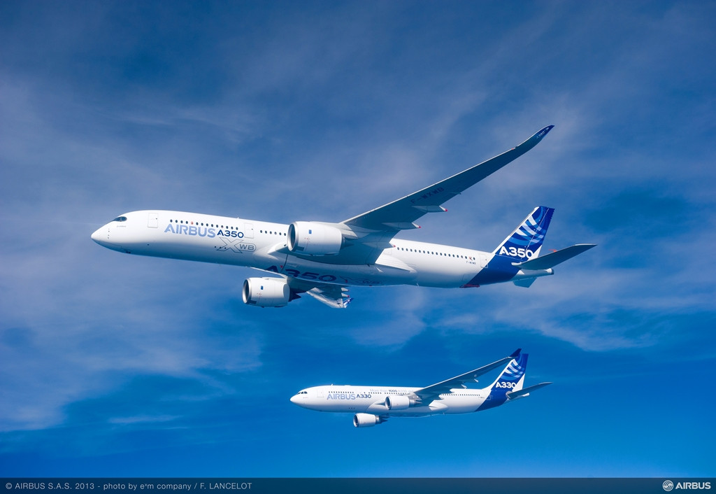 Az A350-900XWB és egy A330-200-as együtt, repülés közben. (Fotó: Airbus) | © AIRportal.hu