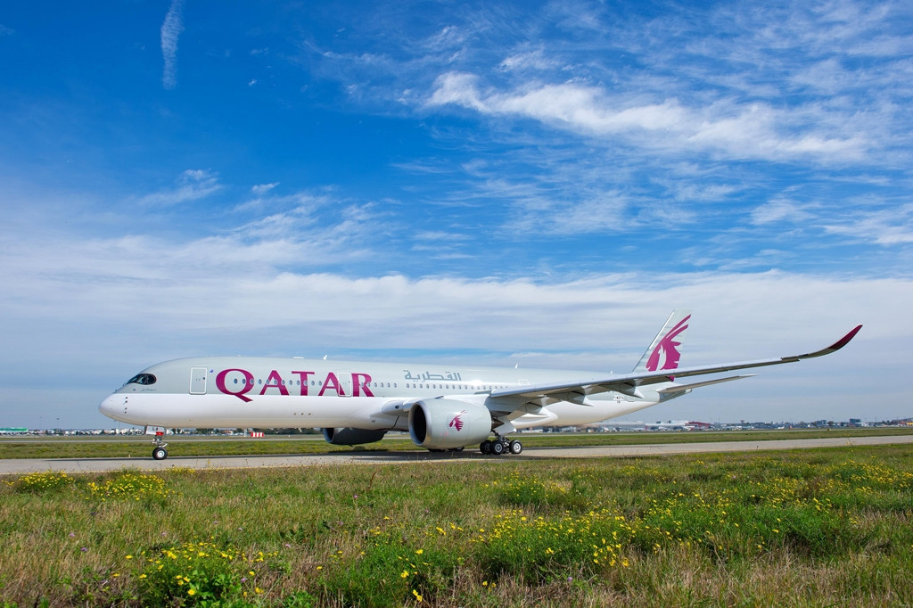 A Qatar Airways összesen 80 darab A350XWB gépet rendelt magának. A képen látható elsőt várhatóan december elején veszik át. (Fotó: Airbus) | © AIRportal.hu