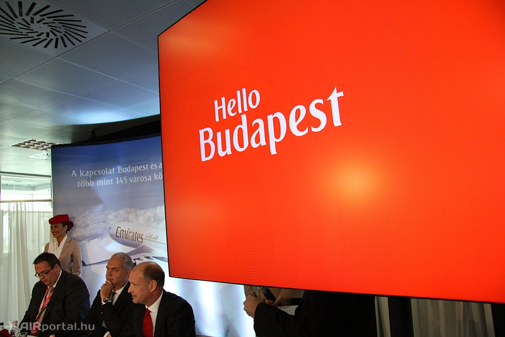 A járatnyitást beharangozó, szerte az országban látható reklámplakátokról ismerős "Hello Budapest" szlogen a járatnyitó rendezvényen is hangsúlyos volt. Az Emirates minden részletre igyekezett figyelni, a háttereken szereplő gépfotók és az asztali repülőgépmodellek is azt a típust, az A330-200-ast ábrázolták, amely Budapestre is közlekedik. (Fotó: Csemniczky Kristóf - AIRportal.hu) | © AIRportal.hu