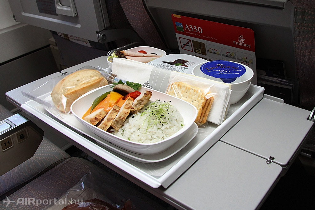 Menü-minta az Economy Class utasai számára. A légitársaság mindig a napszaknak megfelelő étellel kínálja utasait. (Fotó: Csemniczky Kristóf - AIRportal.hu) | © AIRportal.hu