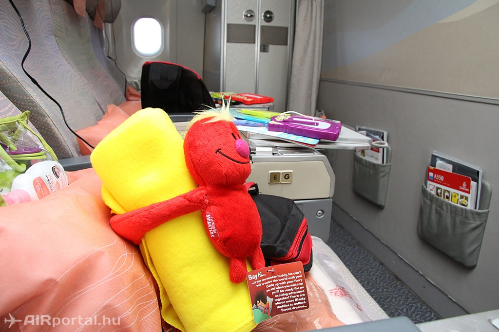 Az Emirates nagy hangsúlyt fektet a gyermek utasokra, ezért őket különféle játékokkal, kifestőkkel, plüssállatokkal várja a fedélzet. (Fotó: Csemniczky Kristóf - AIRportal.hu) | © AIRportal.hu