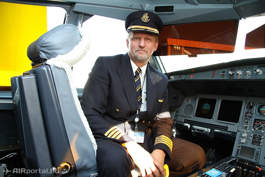 Az A330-200-as pilótafülkéjének kapitányi székében Bondor István, aki immáron 15 éve az Emirates pilótája. Korábban a Malévnél dolgozott, Tu-154-esen repült. A dubaji légitársaságnál volt A330-as pilóta is, de ma már a kétszintes A380-asokon teljesít szolgálatot. (Fotó: Csemniczky Kristóf - AIRportal.hu) | © AIRportal.hu