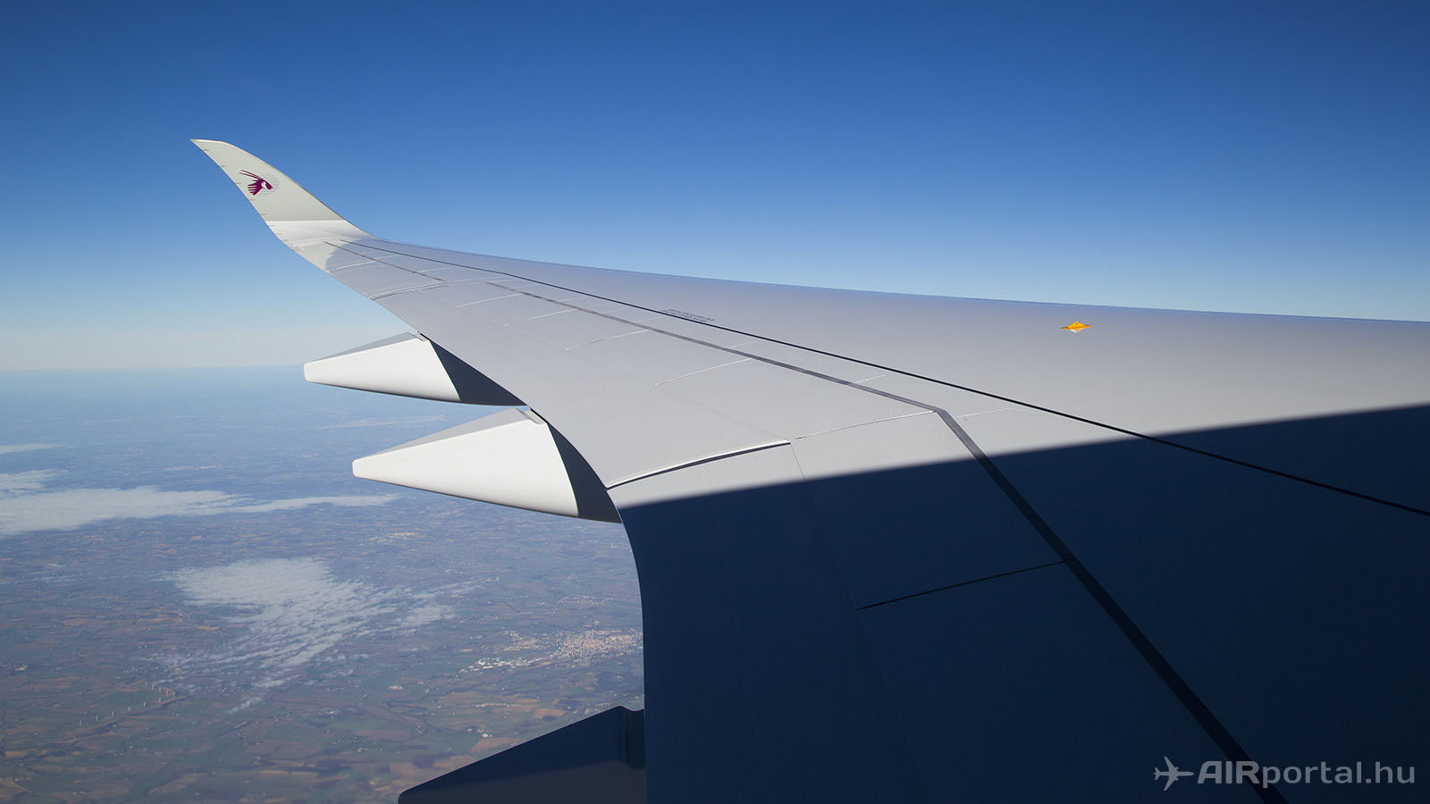 Perpignan felé félúton. Az A350 XWB egyik legjellegzetesebb része a szárnyvég éles, íves kiképzése. Az A350 XWB szárnyai egyébként a ma gyártott legnagyobb egy darabban készült kompozit elemek a világon. (Fotó: AIRportal.hu) | © AIRportal.hu
