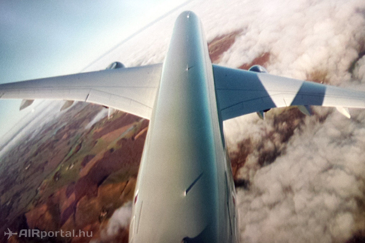 Éles forduló leszállás előtt a vezérsíkon lévő kamera szemszögéből. (Mobilos fotó - AIRportal.hu) | © AIRportal.hu
