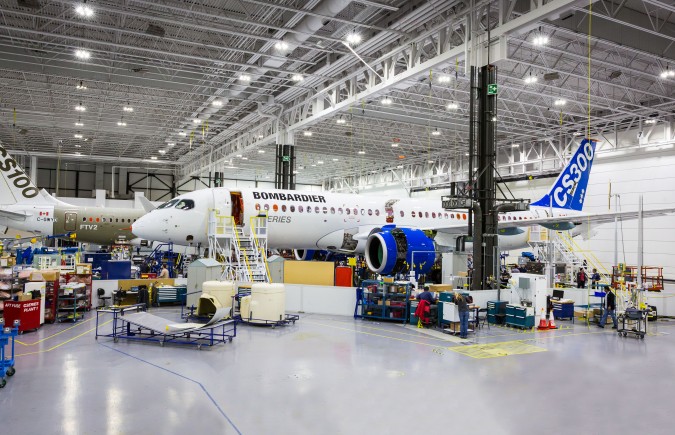 Végszerelő soron az első CS300. (Fotó: Bombardier Aerospace) | © AIRportal.hu