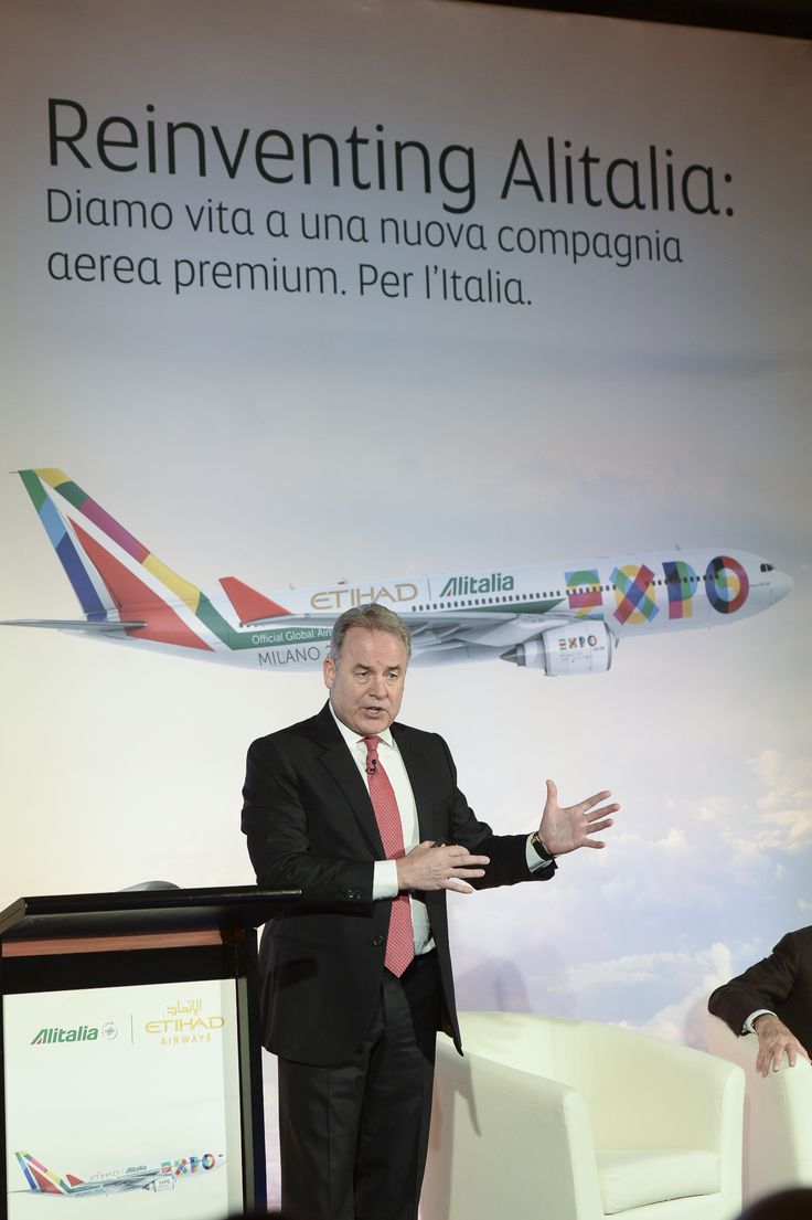 James Hogan, az Etihad Airways elnöke beszéde közben. (Fotó: Alitalia - Pinterest) | © AIRportal.hu