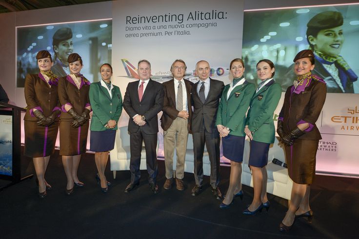 Csoportkép a vezetőkkel és Etihad, valamint Alitalia utaskísérőkkel. (Fotó: Alitalia - Pinterest) | © AIRportal.hu