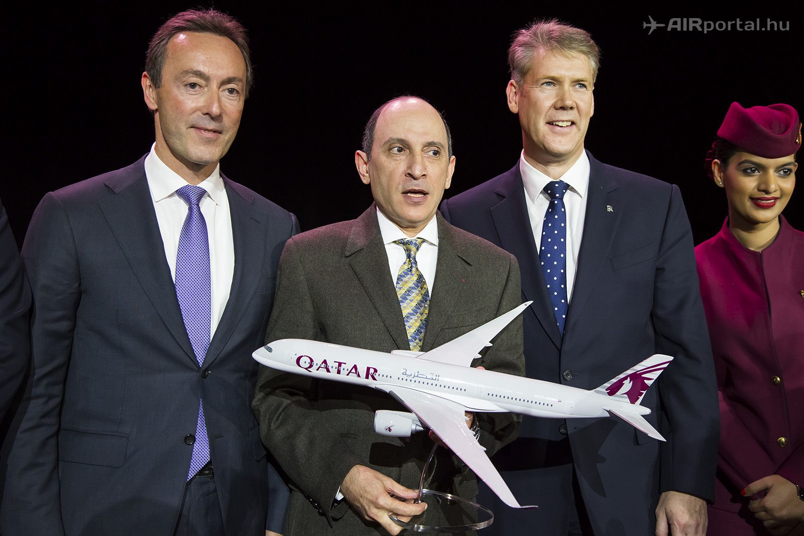Akbar Al Baker a Qatar Airways csoport vezérigazgatója (középen) Toulouseban a cég első A350 XWB repülőgépének átadási ünnepségén 2014. decemberben. (Fotó: AIRportal.hu) | © AIRportal.hu