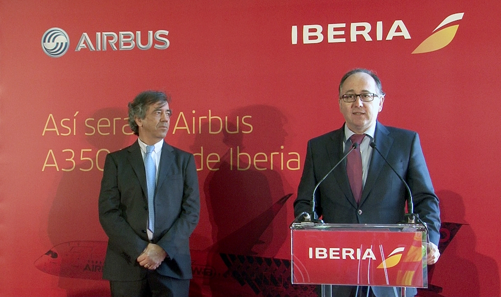 Luis Gallego, az Iberia elnöke és mellette balra Fernando Alonso, az Airbus spanyolországi elnöke a madridi sajtótájékoztatón, február 19-én. (Fotó: Iberia) | © AIRportal.hu