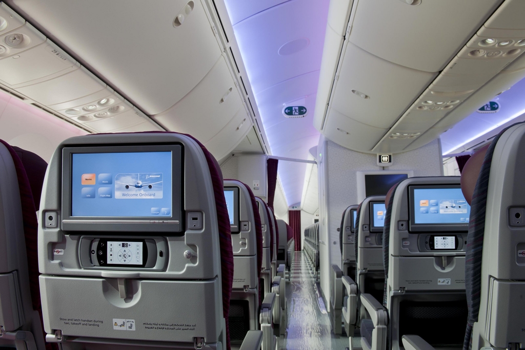 ...és a turista osztály ülése, háttámla monitorral. (Fotó: Qatar Airways) | © AIRportal.hu
