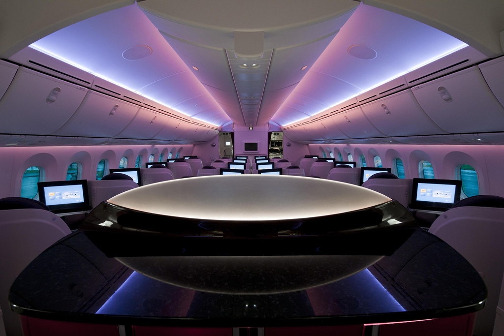 Dreamliner-belső a business osztályra tekintve. (Fotó: Qatar Airways) | © AIRportal.hu