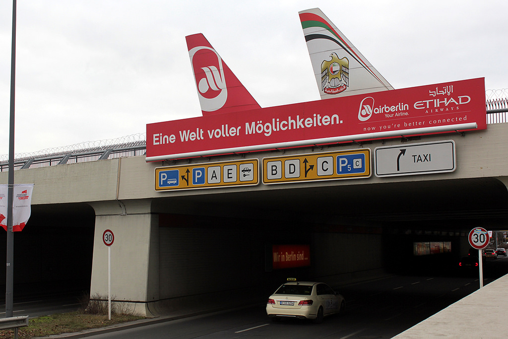 A repülőtérre vezető úton mindenki számára világossá válik, hogy az Air Berlin "felségterületén" autózik. | © AIRportal.hu