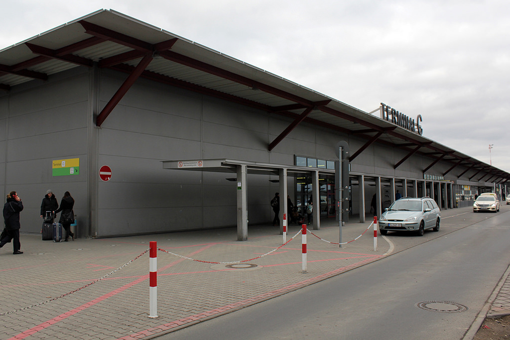 A C terminált személyautóval a legegyszerűbb megközelíteni. A helyi autóbusz a B terminálnál áll meg, ahonnan rövid sétával bármelyik épületet el lehet érni. | © AIRportal.hu