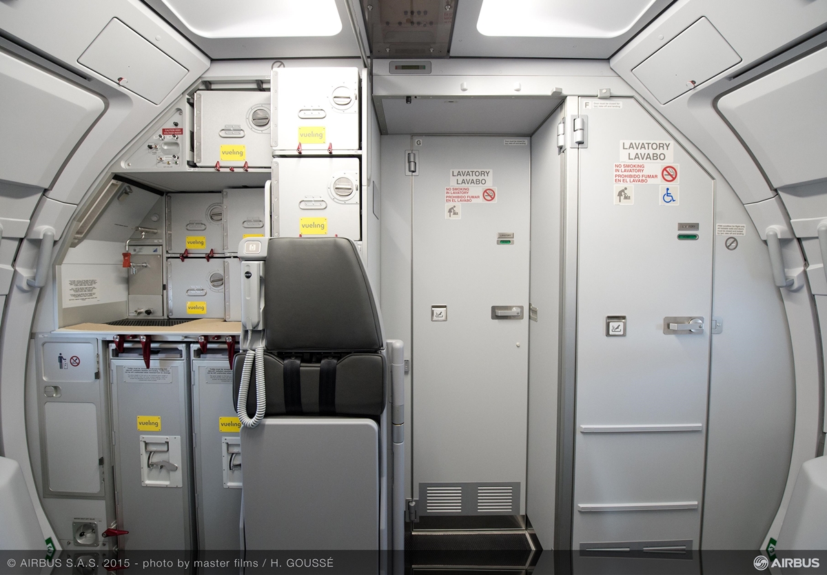 A SpaceFlex koncepció szerinti mosdó elhelyezés, amely egybenyitással kínál nagyobb teret a mozgásukban korlátozott utasoknak. (Fotó: Airbus) | © AIRportal.hu