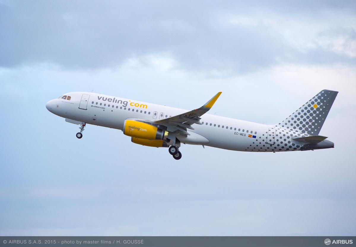 Az Airbus első SpaceFlex-szel ellátott A320-asa, amely a spanyol Veuling légitársaságnál áll szolgálatba. (Fotó: Airbus) | © AIRportal.hu