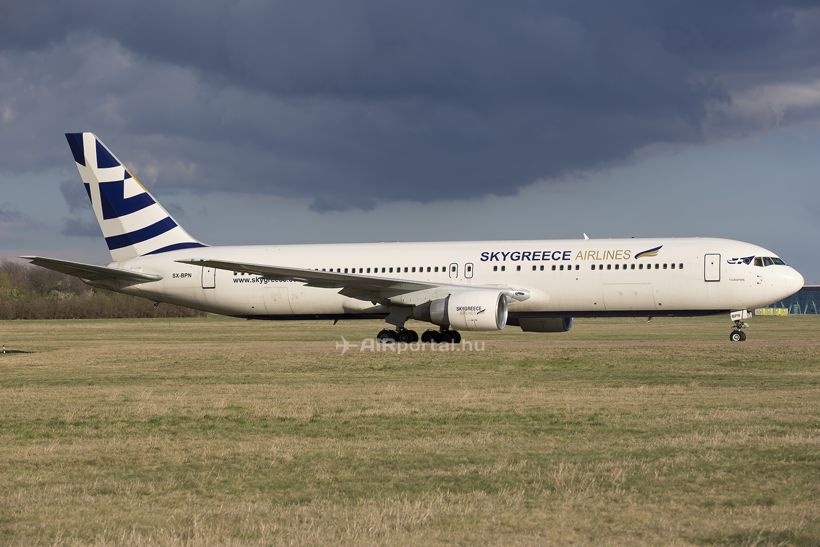 Klikkelj a képre a nagyításhoz! Az SX-BPN lajstromjelű Boeing 767-300-as repülőgép pénteken érkezett Ferihegyre. (Fotó: AIRportal.hu) | © AIRportal.hu