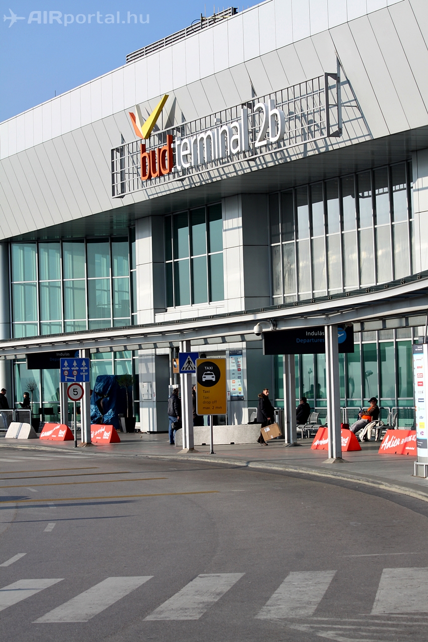 A budapesti Liszt Ferenc nemzetköti repülőtér 2B termináljának indulási oldala. (Fotó: Csemniczky Kristóf - AIRportal.hu) | © AIRportal.hu