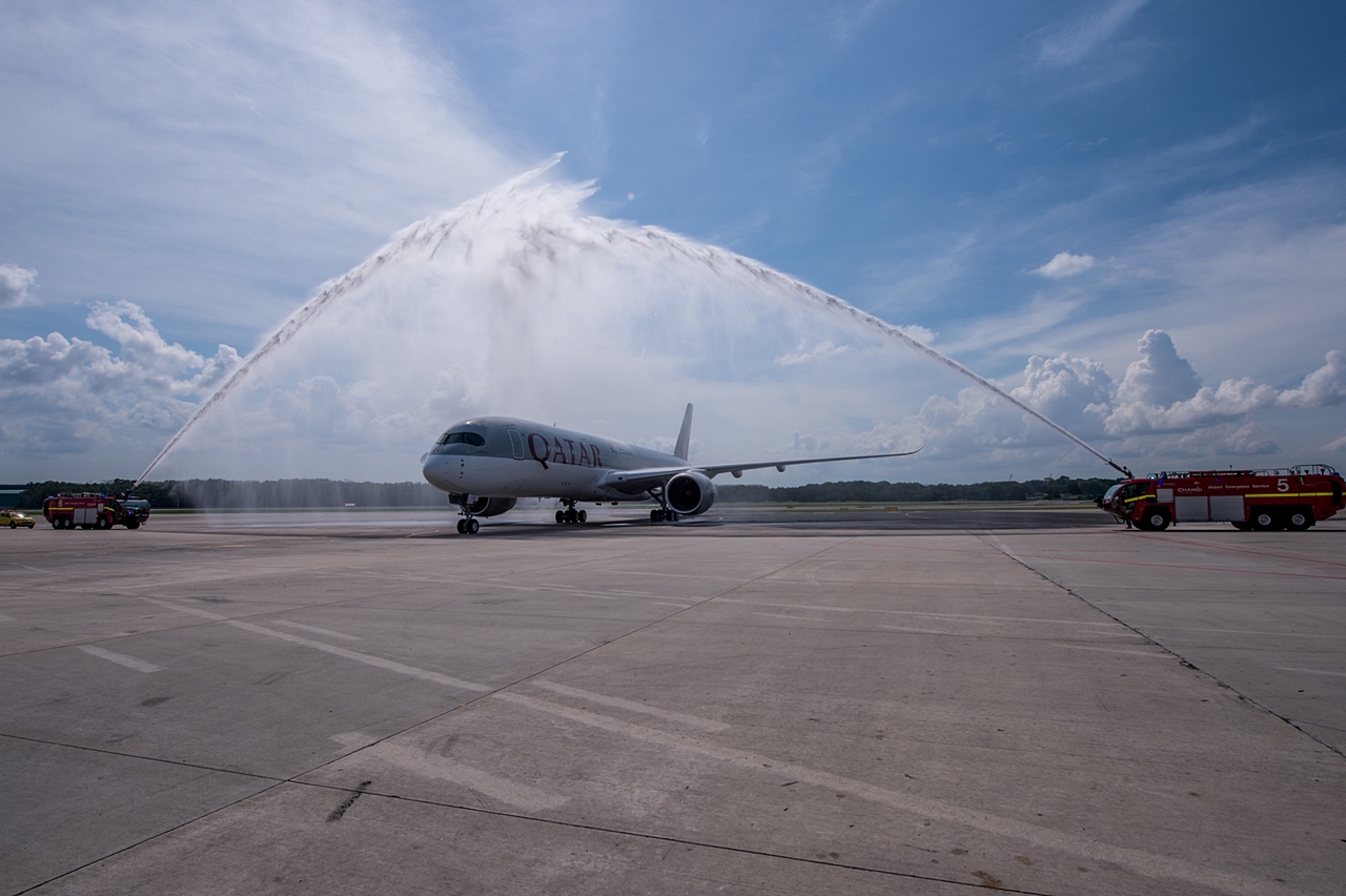 Qatar Airways A350XWB először Szingapúrban. Az első járatot teljesítő A7-ALA lajstromú gép vízsugaras köszöntése május 11-én. (Fotó: Qatar Airways) | © AIRportal.hu