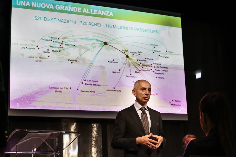 Silvano Cassano, az Alitalia vezérigazgatója egy korábbi sajtótájékoztatón prezentációja közben. (Fotó: Alitalia) | © AIRportal.hu