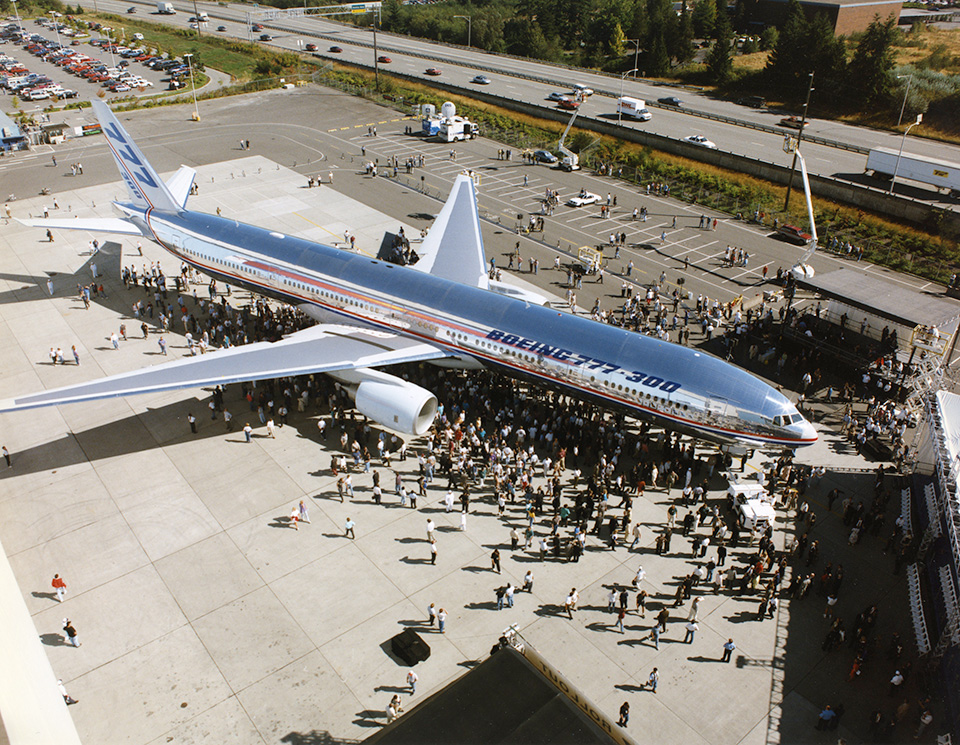 A hosszított törzsű 777-300 kigördülési ünnepe 1997. szeptember 8-án. (Fotó: Boeing Company) | © AIRportal.hu
