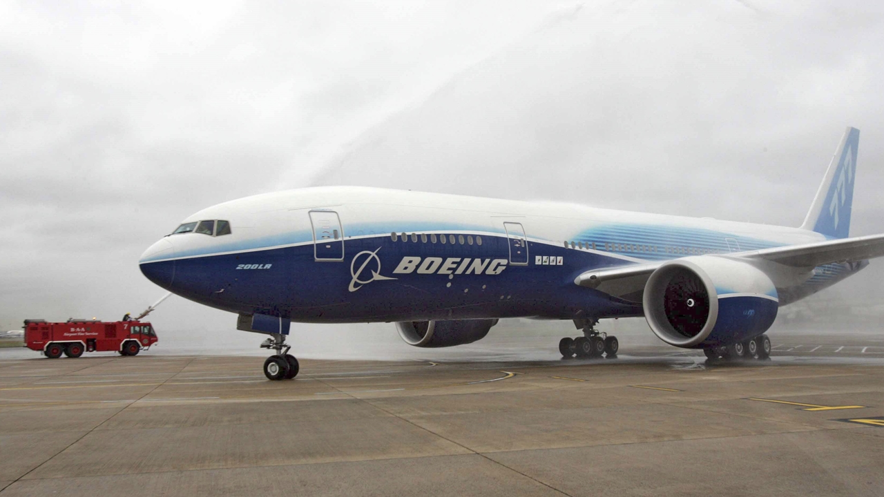 A Boeing 777-200LR gépének vízsugaras köszöntése a londoni Heathrow-n 2005. november 10-én. A gép 22 óra 42 perces non-stop repülés után érkezett meg Hong Kongból a brit főváros repülőterére. (Fotó: Boeing Company) | © AIRportal.hu