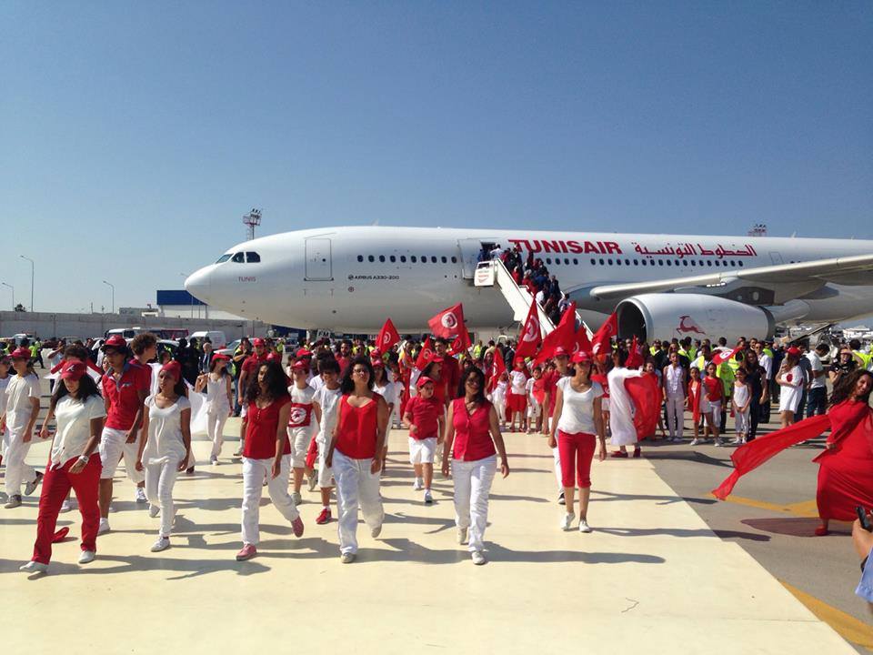 A vadonatúj, Tunis névre keresztelt A330-ast körülvevő tömeg Tuniszban. (Fotó: Tunisair) | © AIRportal.hu
