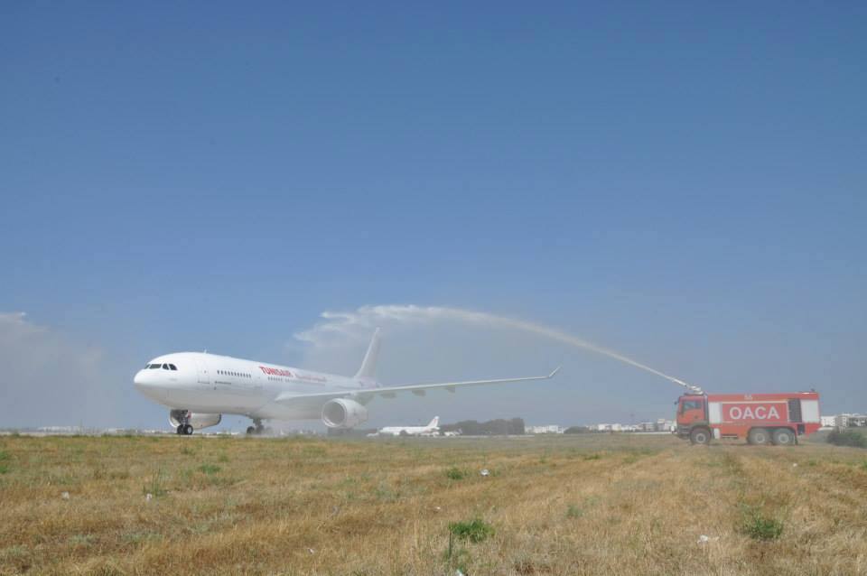 Az érkezéskori vízsugaras köszöntés. (Fotó: Tunisair) | © AIRportal.hu