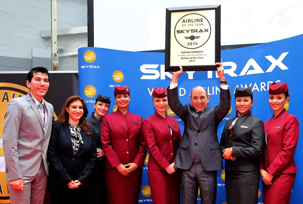 Az abszolút győztes, a Qatar Airways. Akbar Al Baker, vezérigazgató széles mosollyal emeli magasba a Skytrax elismerést.  (Fotó: Qatar Airways) | © AIRportal.hu