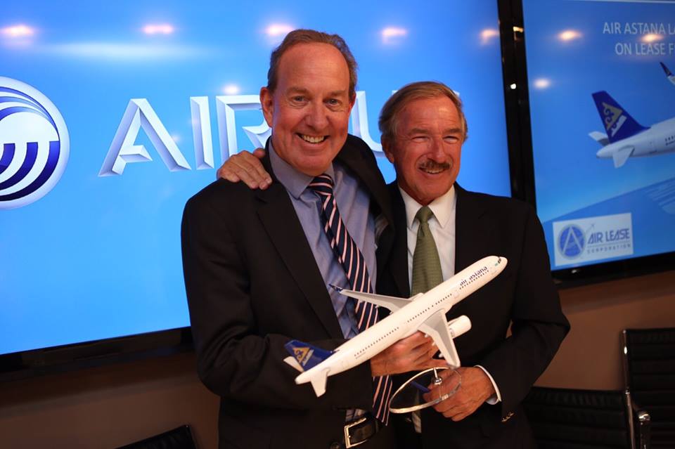 Peter Foster, az Air Astana vezérigazgatója és Steven F. Udvar-Házy, az ALC vezérigazgatója Párizsban, az aláíró ceremónián, amelyre már egy A321neo repülőgépmodell is készült. (Fotó: Air Astana) | © AIRportal.hu