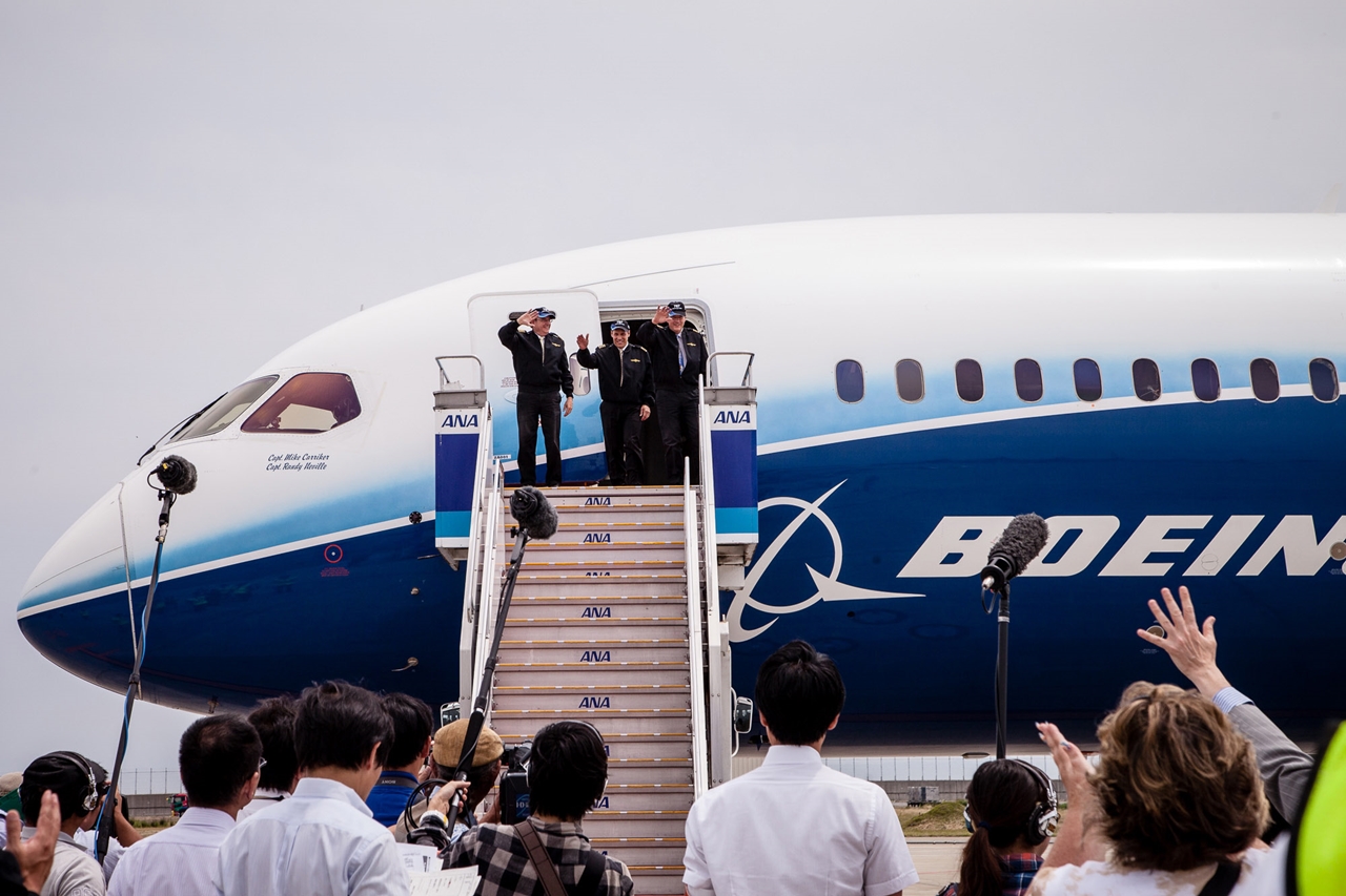 A gép szélső útján szolgálatot teljesítő Boeing-pilóták köszöntése Nagojában. (Fotó: Boeing Company) | © AIRportal.hu