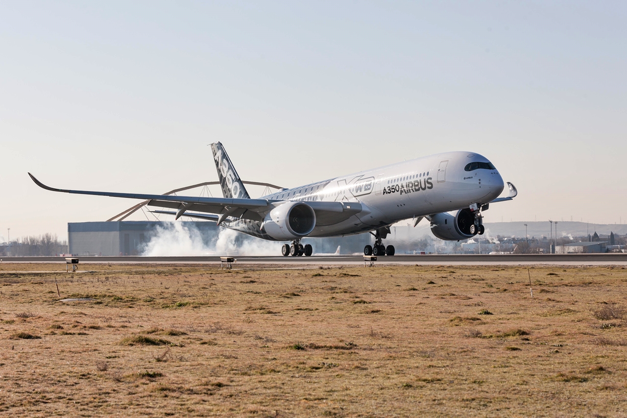 Az egyik A350-900-as prototípus az első, bemutatkozó látogatása alkalmával Madridban, 2015 februárjában. (Fotó: Airbus) | © AIRportal.hu