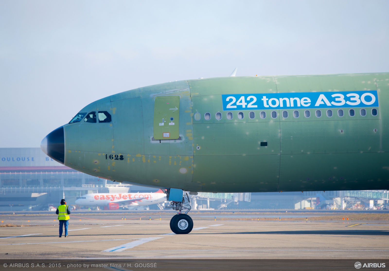 A "reflektorfénybe állított" 242 tonnás A330-300-as az első repülése napján, idén január 12-én. (Fotó: Airbus) | © AIRportal.hu