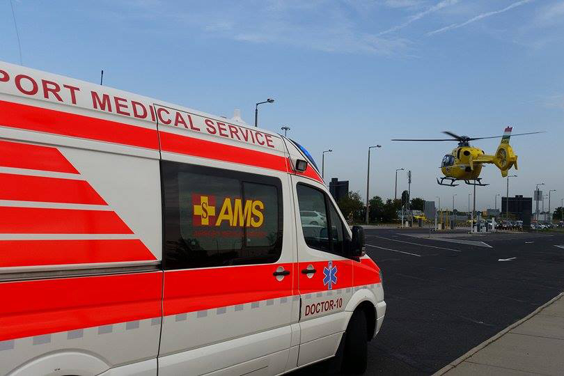 Az AMS repülőtéri mentőautója és az Magyar Légimentő Nonprofit Kft. mentőhelikoptere. (Fotó: AMS) | © AIRportal.hu