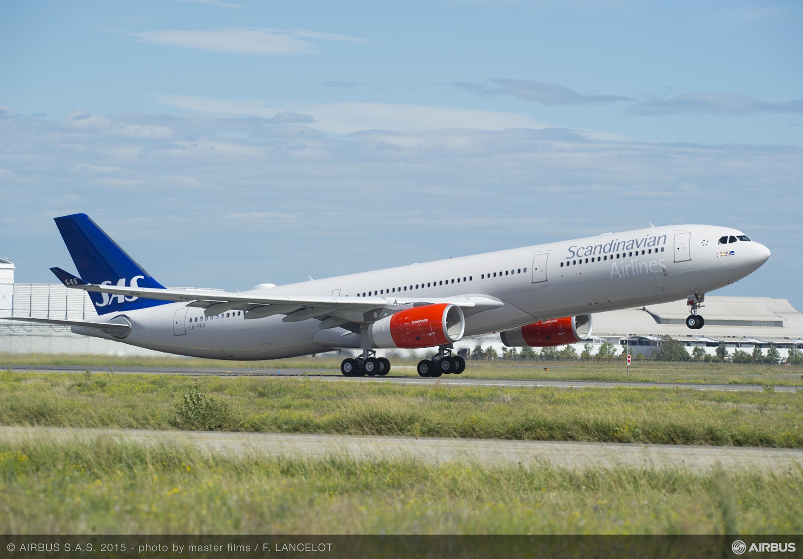 Felszállás közben Toulouse-ból az SAS első megnövelt teljesítményű A330-300-asa. A gép fedélzete három osztályon összesen 262 utas szállítására alkalmas. (Fotó: Airbus) | © AIRportal.hu