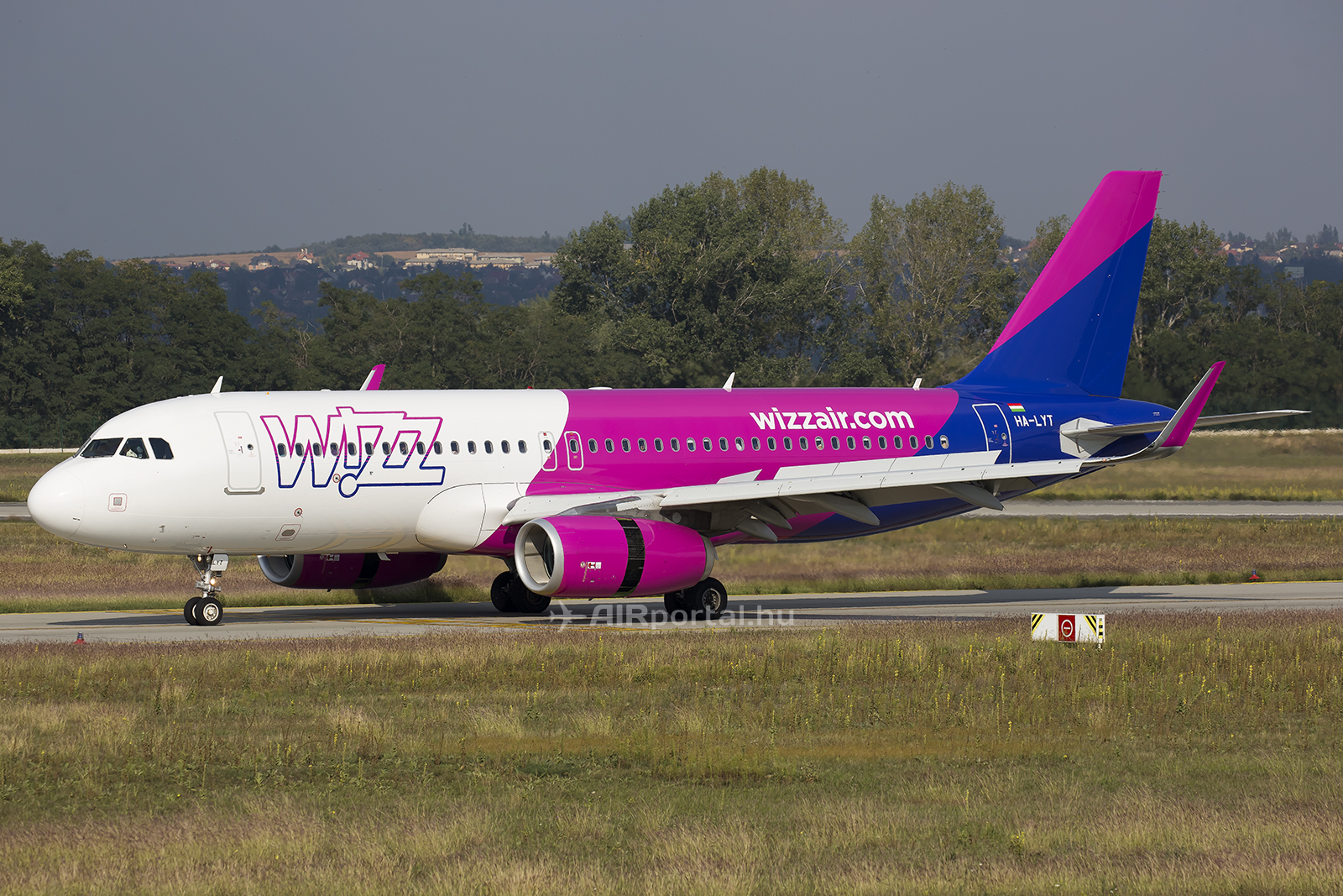 A Wizz Air egyik A320-as repülőgépe a légitársaság új festésében. (Fotó: AIRportal.hu) | © AIRportal.hu