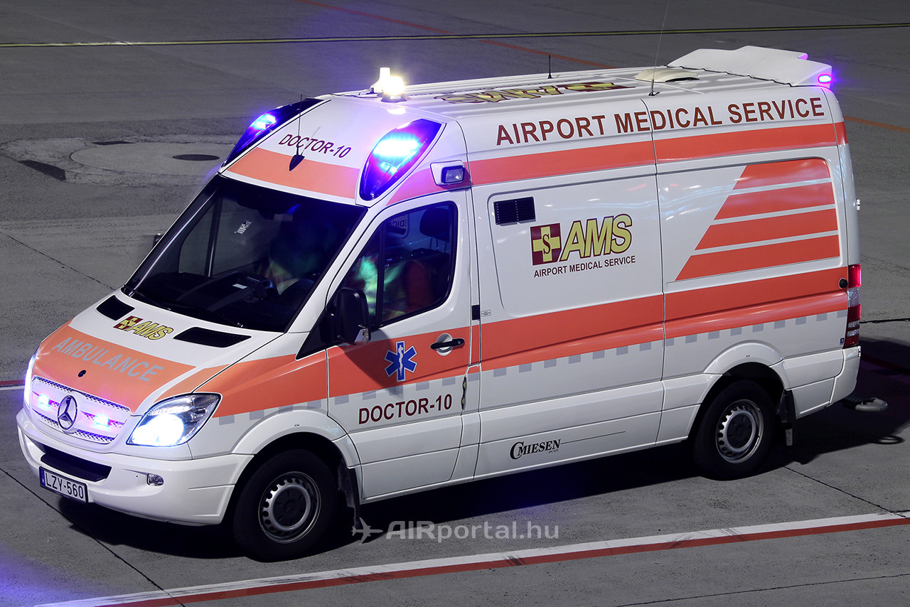 Az AMS repülőtéri egészségügyi szolgálat speciális repülőtéri mentőautója. (Fotó: AIRportal.hu) | © AIRportal.hu