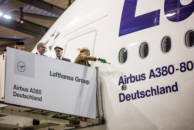 Angela Merkel kancellár a „Deutschland” nevet adta a D-AIMN lajstromjelű Airbus A380 utasszállító gépnek. | © AIRportal.hu